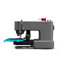 Dengan area kerja 100 x 100 mm, ini adalah teman kerajinan yang ringkas dan sempurna. Lengan bebas dan bingkai bordir magnetik yang disertakan membuat personalisasi barang-barang berbentuk tabung seperti topi ember, tas jinjing, kaki celana, dan kaos menjadi sangat mudah.